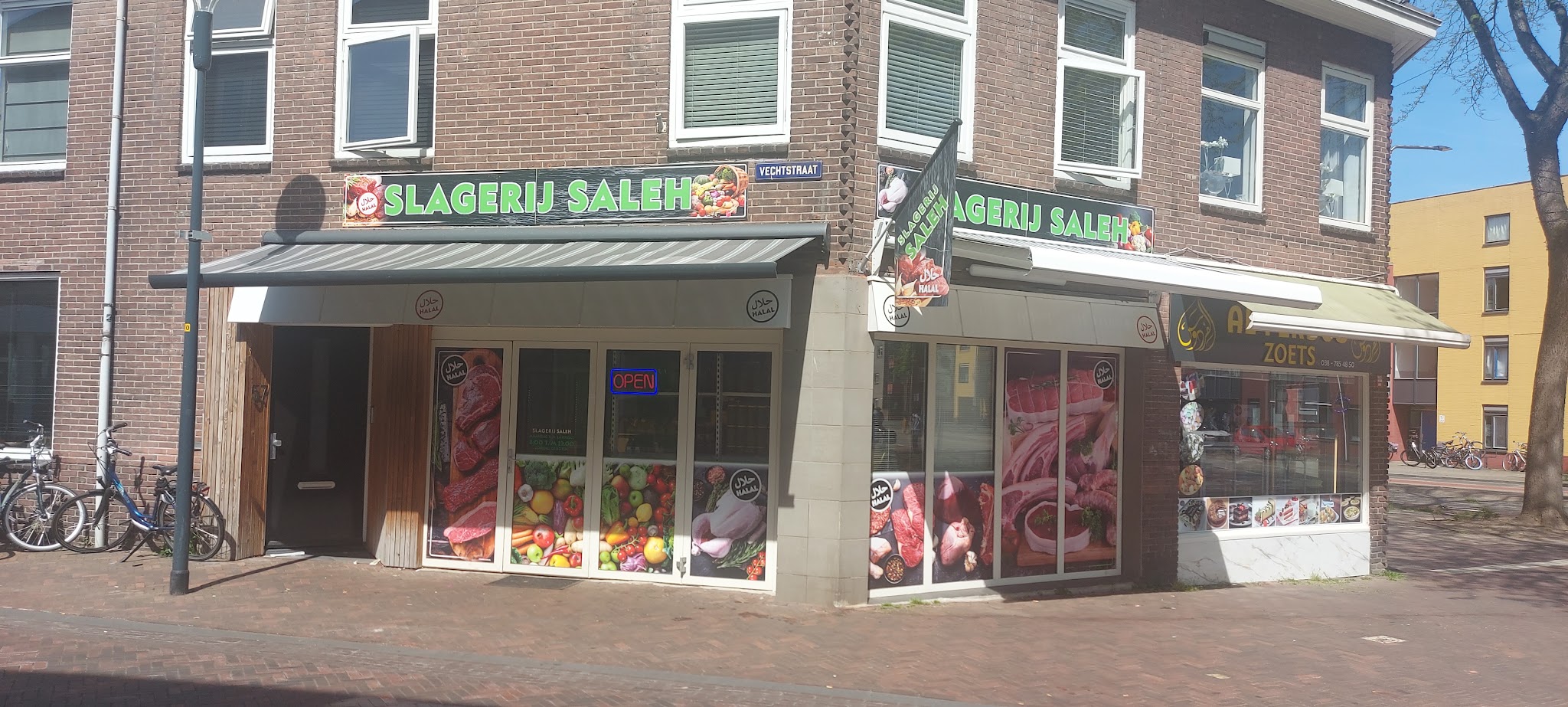 De winkel van Slagerij Saleh op de hoek van de Vechtstraat in Zwolle, met de groene letters op het bord boven de etalage