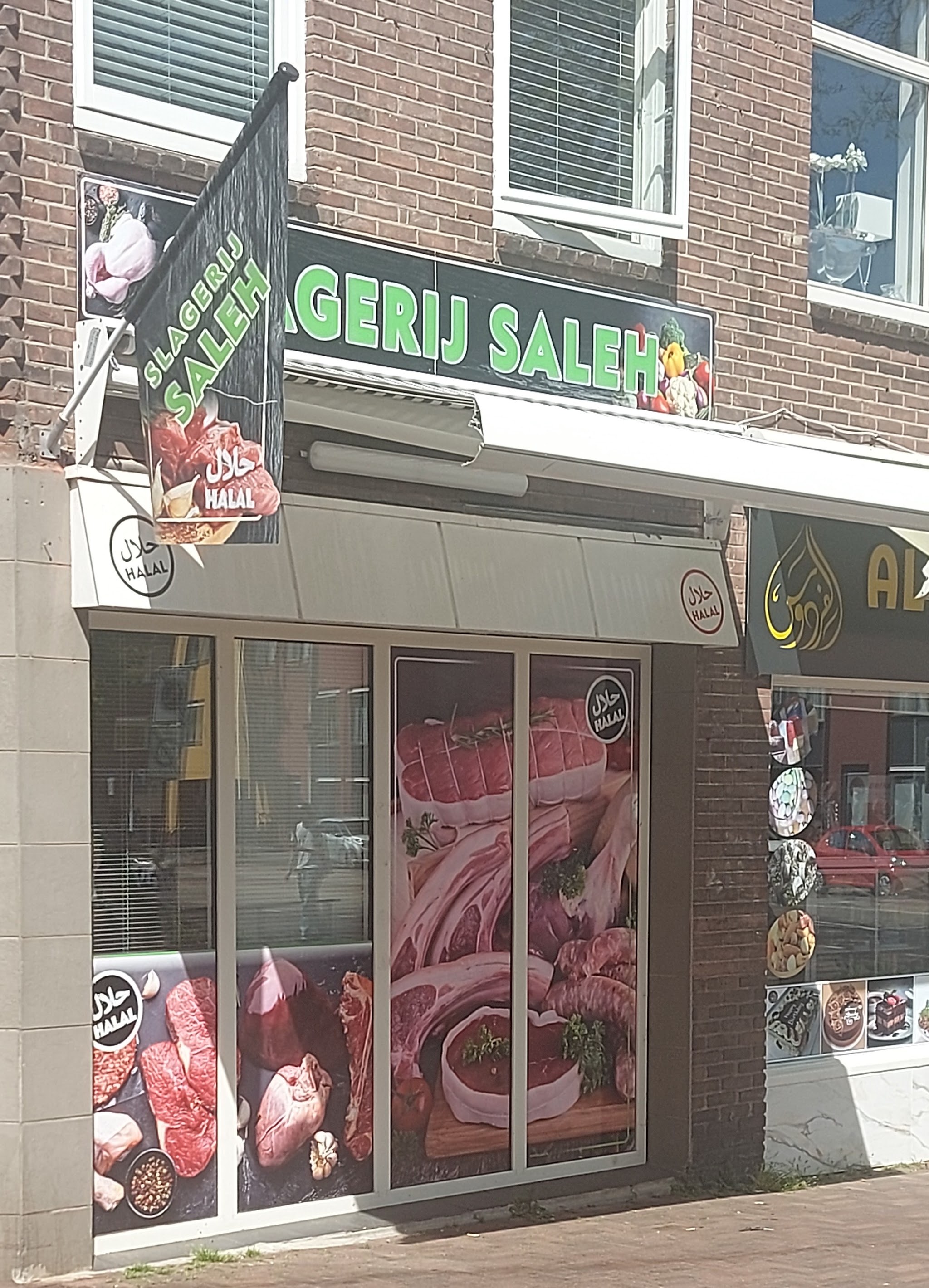 De gevel van Slagerij Saleh met de vlag met de tekst Slagerij Saleh Halal